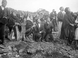 Đám đông chứng kiến Phép lạ Mặt trời, xảy ra trong lần Đức Mẹ hiện ra ở Fatima vào năm 1917 (Ảnh: Public domain)