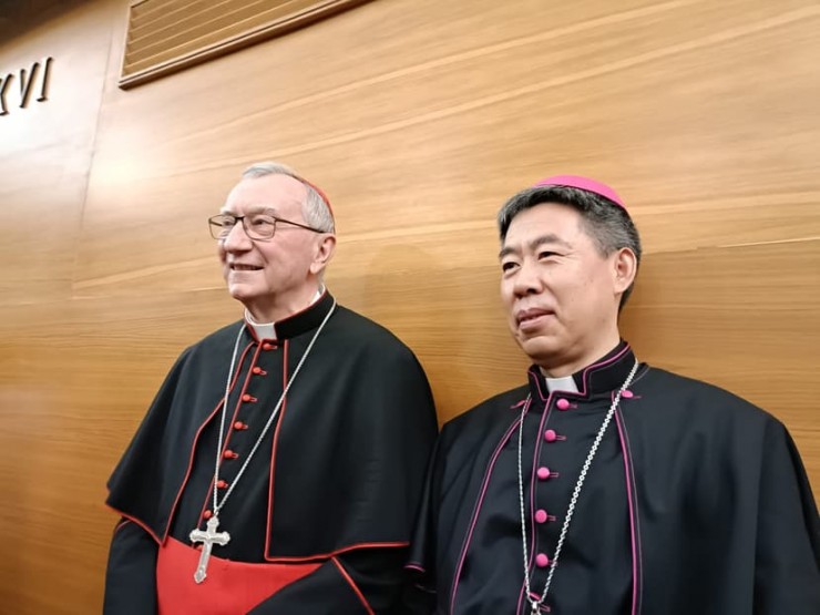 Đức Hồng Y Pietro Parolin, Quốc Vụ Khanh Vatican, trong bức ảnh được chụp chung với Đức Giám mục Joseph Shen Bin Địa phận Thượng Hải tại một hội nghị tại Đại học Giáo hoàng Urbaniana ở Rôma vào ngày 21 tháng 5 năm 2024 (Ảnh: Elise Ann Allen/Crux)