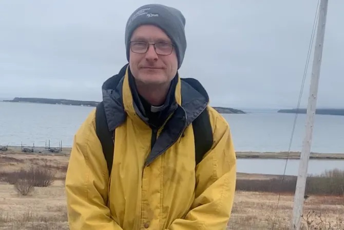 Đức Giám mục Bart van Roijen đã đi bộ dọc theo Dải Gaza vào ngày 29 tháng 4 nhằm ủng hộ những người đau khổ vì cuộc xung đột Israel-Hamas (Ảnh: Tổ chức Phát triển và Hòa bình - Caritas Canada)