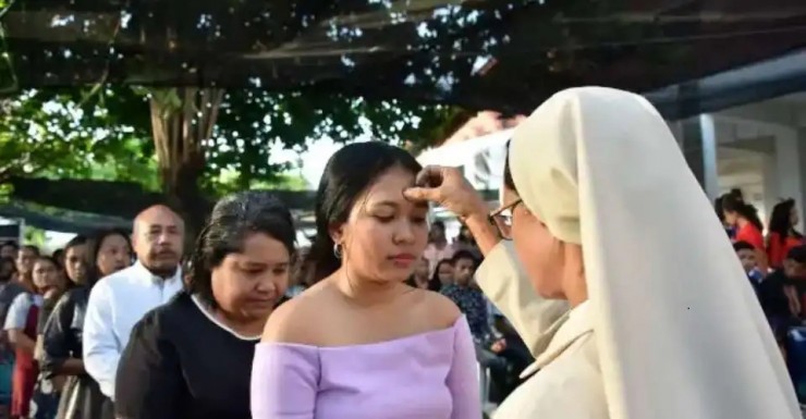 Một nữ tu xức tro lên trán một phụ nữ trong Thứ Tư Lễ Tro tại Nhà thờ Motael ở Dili, Timor-Leste, vào ngày 26/2/2020 (Ảnh: AFP)