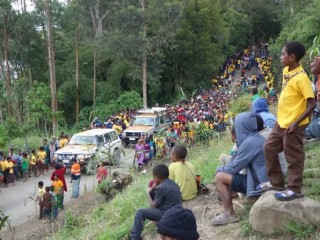 Trẻ em theo dõi cuộc rước tại Đại hội đồng được tổ chức tại Mingende thuộc Giáo phận Kundiawa vào năm 2022 (Hình ảnh do Hội đồng Giám mục Công giáo Papua New Guinea và Quần đảo Solomon cung cấp)