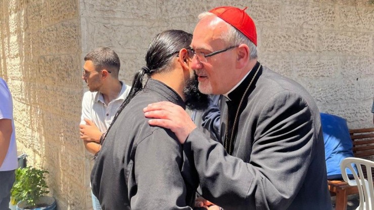 Đức Hồng Y Pierbattista Pizzaballa chào một thành viên của Giáo xứ Thánh Gia ở Gaza (Ảnh: Vatican News) 