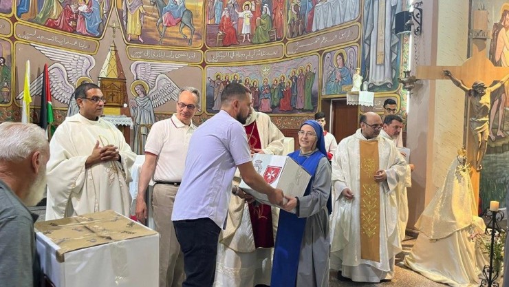 Dòng Chiến sĩ Toàn quyền Malta phân phát viện trợ cho Giáo xứ Thánh Gia (Ảnh: Vatican News)