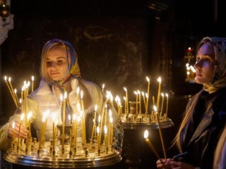 Các tín đồ chính thống thắp nến tại Nhà thờ St Volodomyr ở Kyiv trước Phụng vụ Phục sinh (Anhr: ANSA)