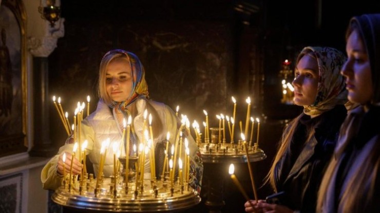 Các tín đồ chính thống thắp nến tại Nhà thờ St Volodomyr ở Kyiv trước Phụng vụ Phục sinh (Anhr: ANSA)