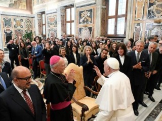 Đức Thánh Cha Phanxicô gặp gỡ các sinh viên và giáo viên của của Trường Cổ tự học, Nghiên cứu Ngoại giao và Lưu trữ Vatican và Trường Khoa học Thư viện Vatican (Ảnh: Truyền thông Vatican)