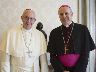 Đức Tổng Giám mục Gabriele Giordano Caccia, , Quan sát viên thường trực của Tòa Thánh tại Liên Hợp Quốc ở New York, với Đức Thánh Cha Phanxicô (Ảnh: Vatican News)