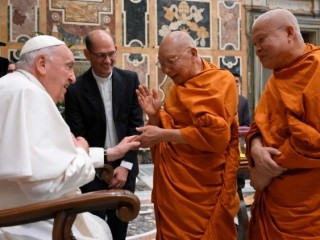 Đức Thánh Cha Phanxicô gặp gỡ các tu sĩ Phật giáo Thái Lan đến từ chùa Wat Phra Cetuphon ở Bangkok, Thái Lan (Ảnh: Truyền thông Vatican News))