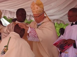 Đức Tổng Giám mục Hubertus van Megen trong Thánh lễ tấn phong Giám mục George Muthaka ở Garissa vào ngày 7 tháng 5 năm 2024. Sứ thần Tòa Thánh đã tấn phong Giám mục John Kiplimo Lelei, tân Giám mục phụ tá của Giáo phận Eldoret của Kenya, vào ngày 25 tháng 5 (Ảnh: Giáo phận Garissa)