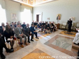 Đức Thánh Cha Phanxicô tiếp kiến ​​phái đoàn từ Đại học Loyola, Chicago tại Hội trường Giáo hoàng của Thành phố Vatican (Ảnh:  Truyền thông Vatican)