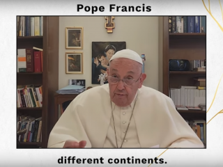 Đức Thánh Cha Phanxicô hiện diện qua một thông điệp video trong đó ngài giải thích về sự lãnh đạo theo Chúa Giêsu (Ảnh chụp màn hình tin nhắn video)