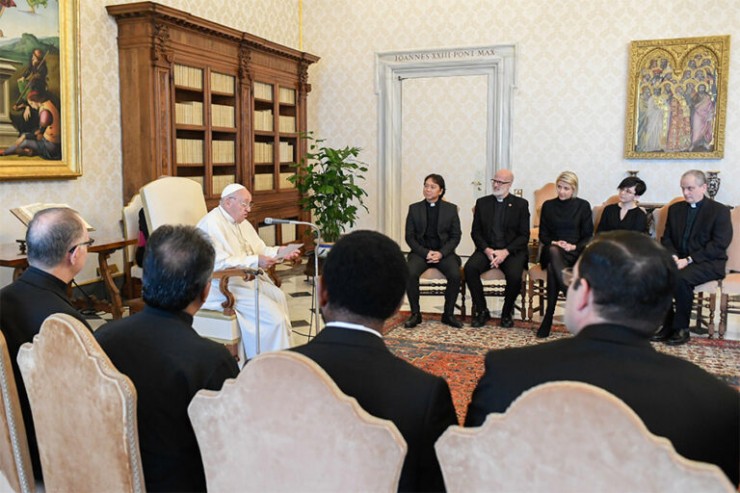 Đức Thánh Cha Phanxicô gặp gỡ các thành viên của Ủy ban Quốc tế Tông đồ Giáo dục Dòng Tên tại Vatican vào ngày 24 tháng 5 năm 2024 (Ảnh CNS/ Truyền thông Vatican)