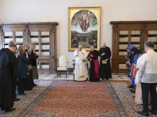 Đức Thánh Cha Phanxicô cầu nguyện với các thành viên của Mạng lưới Hiệp hội Thần học Công giáo Quốc tế trong thư viện của Điện Tông Tòa tại Vatican ngày 10 tháng 5 năm 2024 (Ảnh CNS/ Truyền thông Vatican)