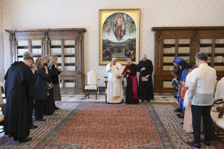 Đức Thánh Cha Phanxicô cầu nguyện với các thành viên của Mạng lưới Hiệp hội Thần học Công giáo Quốc tế trong thư viện của Điện Tông Tòa tại Vatican ngày 10 tháng 5 năm 2024 (Ảnh CNS/ Truyền thông Vatican)