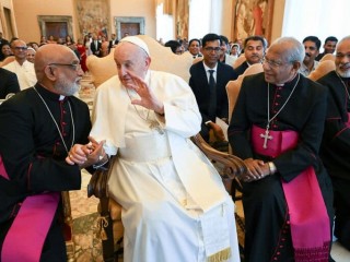 Đức Thánh Cha Phanxicô bắt tay Đức Tổng Giám mục người Ấn Độ Raphael Thattil, Tổng Giám mục Địa phận Ernakulam-Angamaly, trong cuộc gặp gỡ với các Giám mục, lLnh mục và tín hữu từ Giáo hội Công giáo Syro-Malabar tại Vatican ngày 13 tháng 5 năm 2024 (Ảnh: CNS/ Truyền thông Vatican)