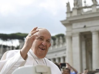 Đức Thánh Cha Phanxicô vẫy tay chào những người hành hương tập trung tại Quảng trường Thánh Phêrô trong buổi tiếp kiến chung vào Thứ Tư vào ngày 22 tháng 5 năm 2024, tại Vatican (Ảnh: Truyền thông Vatican)