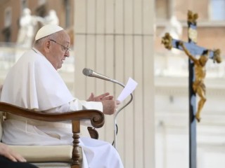 Đức Thánh Cha Phanxicô phát biểu trước các tín hữu tập trung tại Quảng trường Thánh Phêrô trong buổi tiếp kiến chung vào Thứ Tư vào ngày 15 tháng 5 năm 2024, tại Vatican (Ảnh: Truyền thông Vatican)