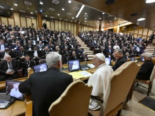 Đức Thánh Cha Phanxicô gặp gỡ 300 Linh mục tham dự Đại hội Thế giới của các Cha xứ vào ngày 2 tháng 5 năm 2024, tại Vatican (Ảnh: Truyền thông Vatican)
