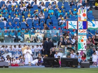 Các em thiếu nhi vây quanh Đức Thánh Cha Phanxicô tại Sân vận động Olympic ở Rôma nhân Ngày Thế giới Trẻ em vào ngày 25 tháng 5 năm 2024 (Ảnh: Daniel Ibañez/CNA)