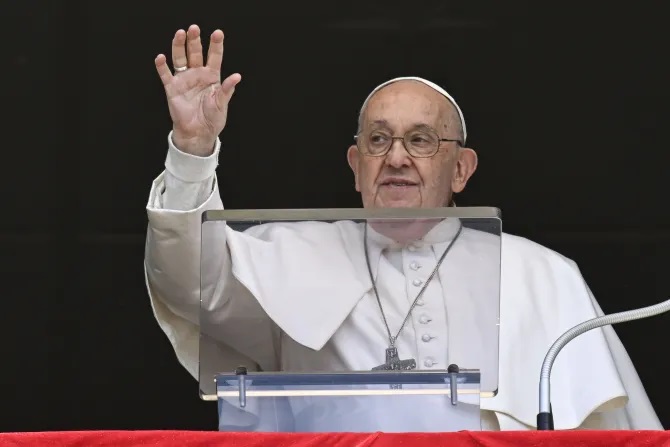 Đức Thánh Cha Phanxicô chào đám đông tụ tập tại Quảng trường Thánh Phêrô vào ngày 5 tháng 5 năm 2024 (Ảnh: Truyền thông Vatican)