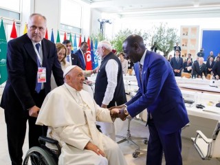 Tổng thống Kenya William Ruto chào đón Đức Thánh Cha Phanxicô tại hội nghị thượng đỉnh G7 ở Apulia, Ý, vào ngày 15 tháng 6 năm 2024 (Ảnh: Cộng hòa Kenya)