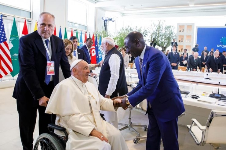 Tổng thống Kenya William Ruto chào đón Đức Thánh Cha Phanxicô tại hội nghị thượng đỉnh G7 ở Apulia, Ý, vào ngày 15 tháng 6 năm 2024 (Ảnh: Cộng hòa Kenya)