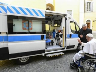 Đức Thánh Cha Phanxicô làm phép chiếc xe cứu thương mà ngài đã tặng vào tháng 6 năm 2024 để điều trị những người bị thương ở vùng Ternopil của Ukraine (Ảnh: Bộ Phục vụ Bác ái