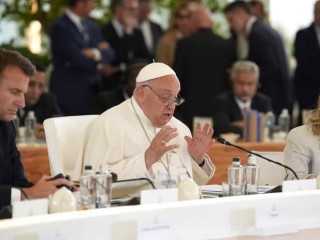 Từ trái sang, Tổng thống Pháp Emmanuel Macron, trái, và Thủ tướng Ý Giorgia Meloni, phải, lắng nghe Đức Thánh Cha Phanxicô phát biểu trong phiên làm việc về Trí tuệ nhân tạo (AI), Năng lượng, Châu Phi-Địa Trung Hải, vào ngày thứ hai của hội nghị thượng đỉnh G7 lần thứ 50 tại Borgo Egnazia, miền nam nước Ý, vào thứ Sáu, ngày 14 tháng 6 năm 2024 (Ảnh: Christopher Furlong/Pool Photo via AP)