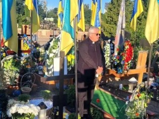 Đức Hồng Y Konrad Krajewski thăm nghĩa trang Ternopil ở Ukraine vào tháng 6 năm 2024 (Ảnh: Vatican News)