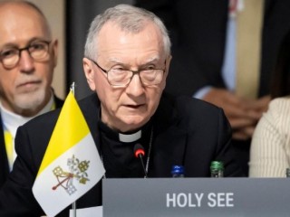 Đức Hồng Y Pietro Parolin, Quốc Vụ Khanh Vatican, phát biểu tại  Hội nghị thượng đỉnh về hòa bình ở Ukraine, ở Thụy Sĩ (© KEYSTONE POOL / ALESANDRO DELLA VALLE)
