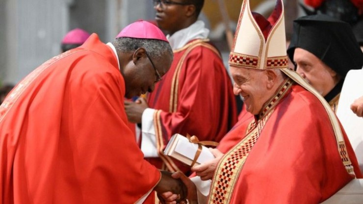 Đức Thánh Cha Phanxicô trao dây pallia cho một vị Tổng Giám mục trong Thánh lễ (Ảnh: Vatican News)
