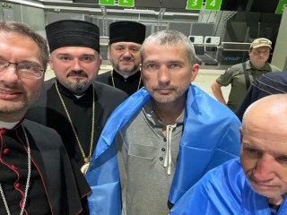 Cha Ivan Levytskyi và Cha Bohdan Heleta, Linh mục Dòng Chúa Cứu Thế, vừa mới được trả tự do (Ảnh: Vatican News)