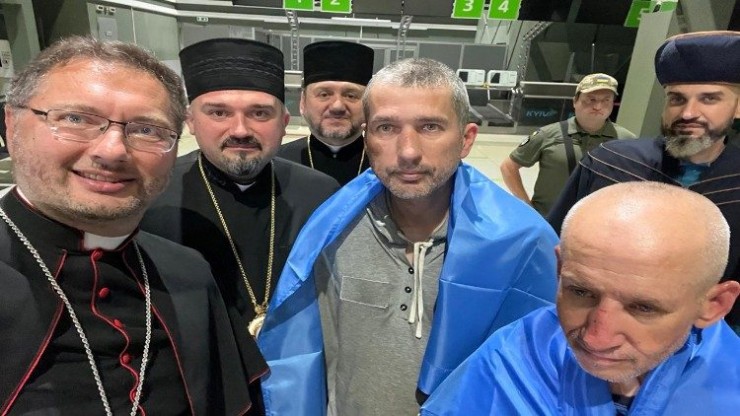 Cha Ivan Levytskyi và Cha Bohdan Heleta, Linh mục Dòng Chúa Cứu Thế, vừa mới được trả tự do (Ảnh: Vatican News)