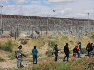 Những người di cư đến gần bức tường biên giới Hoa Kỳ ở Mexico (Ảnh: ANSA)