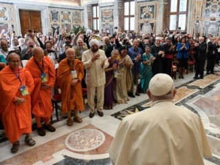 Đức Thánh Cha Phanxicô gặp gỡ các tham dự viên tham gia hội nghị đối thoại liên tôn do Phong trào Focolare tổ chức (Ảnh: Truyền thông Vatican)