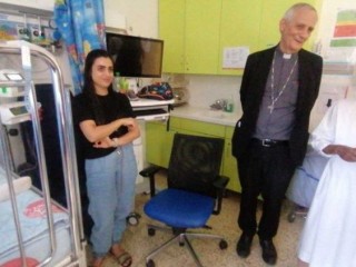 Đức Hồng Y Zuppi tại Bệnh viện Nhi đồng Caritas ở Bethlehem (Ảnh: Vatican News)