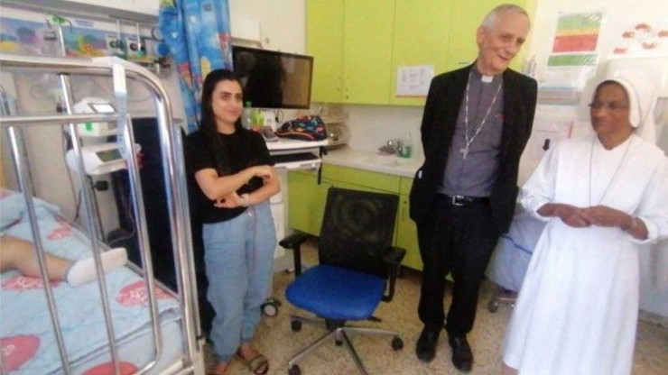 Đức Hồng Y Zuppi tại Bệnh viện Nhi đồng Caritas ở Bethlehem (Ảnh: Vatican News)