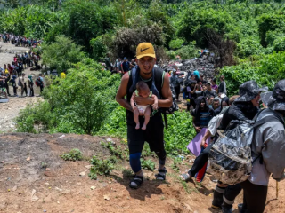 Một người di cư đến Hoa Kỳ bế trong tay một em bé ở tỉnh Darien ở Panama, vào ngày 22 tháng 9 năm 2023 (Ảnh: Luis Acosta / AFP qua Getty Images)