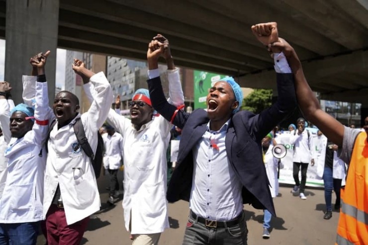 Các bác sĩ và nhân viên y tế khác tham gia một cuộc biểu tình ở trung tâm thành phố Nairobi, Kenya, Thứ Ba, ngày 16 tháng 4 năm 2024. Hiệp hội bác sĩ bệnh viện công Kenya vào thứ Tư, ngày 8 tháng 5 năm 2024, đã ký một thỏa thuận quay trở lại làm việc với chính phủ, chấm dứt thời kỳ đình chiến toàn quốc. cuộc đình công bắt đầu vào giữa tháng 3 và khiến bệnh nhân rơi vào tình trạng bị lãng quên(Ảnh: Brian Inganga/AP)