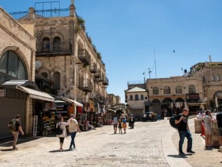 Lối vào Cổng Jaffa (bên trong), một trong những lối vào chính của Thành phố Cổ Giêrusalem, gần như trống rỗng vào khoảng trưa thứ Sáu, ngày 24 tháng 5. Theo dữ liệu từ Bộ Du lịch Israel, chỉ hơn 80.000 người vào nước này vào tháng 4 năm 2024, giảm 77% so với tháng 4 năm 2023. Mức giảm tương tự cũng được ghi nhận trong quý đầu tiên của năm 2024 (Ảnh: Marinella Bandini)
