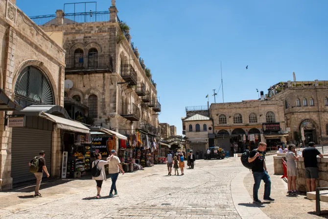 Lối vào Cổng Jaffa (bên trong), một trong những lối vào chính của Thành phố Cổ Giêrusalem, gần như trống rỗng vào khoảng trưa thứ Sáu, ngày 24 tháng 5. Theo dữ liệu từ Bộ Du lịch Israel, chỉ hơn 80.000 người vào nước này vào tháng 4 năm 2024, giảm 77% so với tháng 4 năm 2023. Mức giảm tương tự cũng được ghi nhận trong quý đầu tiên của năm 2024 (Ảnh: Marinella Bandini)