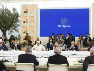 Đức Thánh Cha Phanxicô tham dự Hội nghị thượng đỉnh G7 đầu tiên vào ngày 14 tháng 6 năm 2024. Trong bài phát biểu của mình, Đức Thánh Cha nhấn mạnh rằng phẩm giá con người đòi hỏi các quyết định của trí tuệ nhân tạo (AI) phải nằm dưới sự kiểm soát của con người (Ảnh: Truyền thông Vatican)
