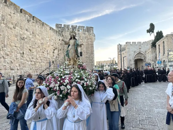 Các Kitô hữu Palestine tham gia cuộc rước kiệu Đức Mẹ vào ngày 31 tháng 5 năm 2024, gần Nhà thờ Mộ Thánh ở Thành phố Cổ Giêrusalem để cầu xin Đức Mẹ Palestine cầu bầu cho hòa bình ở Gaza bị chiến tranh tàn phá (Ảnh: Rafi Ghattas)