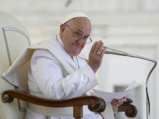 Đức Thánh Cha Phanxicô phát biểu trước những người hành hương tập trung tại Quảng trường Thánh Phêrô trong buổi tiếp kiến ​​chung vào Thứ Tư, ngày 12 tháng 6 năm 2024 (Ảnh: Truyền thông Vatican)