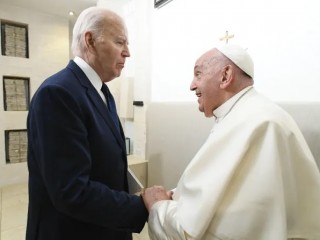 Đức Thánh Cha Phanxicô gặp gỡ Tổng thống Hoa Kỳ Joe Biden vào thứ Sáu, ngày 14 tháng 6 năm 2024, sau phiên họp tại hội nghị thượng đỉnh G7, được tổ chức từ ngày 13 đến 15 tháng 6 tại vùng Puglia miền nam nước Ý (Ảnh: Truyền thông Vatican)
