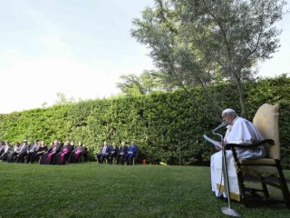 Đức Thánh Cha Phanxicô cho biết ngài cầu nguyện mỗi ngày cho việc chấm dứt chiến tranh ở Israel và Palestine trong buổi cầu nguyện vào ngày 7 tháng 6 năm 2024 tại Vườn Vatican, kỷ niệm 10 năm kể từ việc  trồng cây ô liu mang tính biểu tượng trước sự chứng kiến ​​của các Tổng thống Israel và Palestine vào năm 2014 (Ảnh: Truyền thông Vatican.)