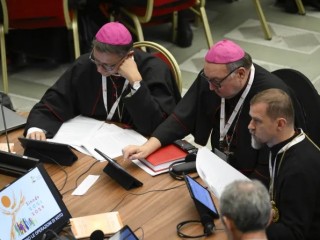 Các đại biểu bỏ phiếu phê chuẩn báo cáo tổng hợp tại buổi bế mạc Thượng Hội đồng về Hiệp hành vào ngày 28 tháng 10 năm 2023 (Ảnh: Truyền thông Vatican)
