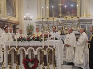 Vào thứ Sáu, ngày 7 tháng 6 năm 2024, Lễ Thánh Tâm, Giáo hội Công giáo ở Thổ Nhĩ Kỳ đã được thánh hiến cho Thánh Tâm Chúa Giêsu tại Nhà thờ Chính Tòa Thánh Gioan Tông đồ, Izmir (Ảnh: Nathalie Ritzmann)