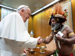Đức Thánh Cha Phanxicô tiếp kiến Mundiya Kepanga, một nhà hoạt động người Papua ủng hộ quyền của người dân bản địa và nhà lãnh đạo từ Papua New Guinea, tại Vatican ngày 8 tháng 5 năm 2024 (Ảnh: IPA Agency/Maxppp)