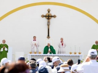 Đức Thánh Cha Phanxicô cửa hành Thánh lễ trong chuyến viếng thăm thành phố Trieste để bế mạc Tuần lễ xã hội Công giáo lần thứ 50 một sự kiện thường niên được Giáo hội Công giáo ở Ý tổ chức nhằm thúc đẩy Học thuyết Xã hội Công giáo (Ảnh: Daniel  Ibanez)